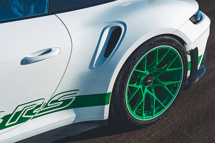 Gói độ Tribute to Porsche Carrera RS sẽ chỉ được bán ra dành riêng cho những mẫu 911 GT3 RS tại thị trường Mỹ. Ở ngoại thất, mẫu xe được trang trí với các chi tiết tạo điểm nhấn