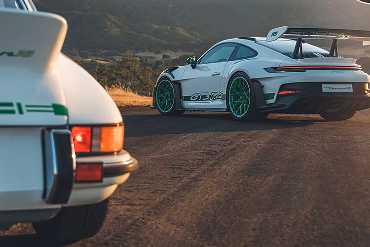 Porsche 911 Carrera RS 2.7 huyền thoại từ những năm 1970 là một biểu tượng về hiệu năng cao vì mẫu xe là phiên bản mạnh mẽ nhất của 911 thế hệ đầu tiên và được trang bị cánh gió ducktail độc đáo.