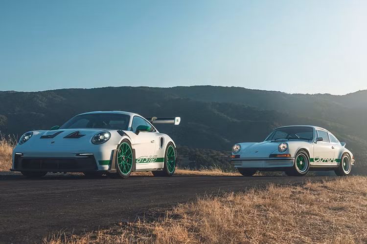 Nhằm hoàn thiện hơn nữa diện mạo tổng thể của chiếc Porsche 911 GT3 RS hiệu năng cao, thương hiệu cung cấp thêm các tùy chọn trang trí ngoại thất nhằm hoàn thiện hơn nữa, đem đến cho khách hàng nhiều lựa chọn thú vị hơn.