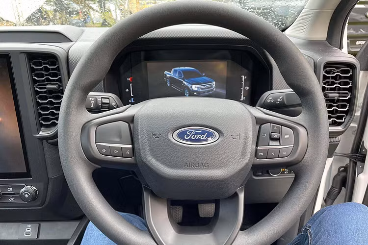 Bên cạnh 2 màn hình, vô lăng xe tích hợp nút bấm (không có cruise control), nút chuyển cầu. Ghế bọc Nỉ. Đề nổ bằng chìa khoá. Hai ổ cắm điện. Nhìn chung, trang bị trên phiên bản này đủ dùng và không cần phải nâng cấp thêm. Về trang bị an toàn, xe được trang bị 2 túi khí, hệ thống chống bó cứng ABS, hệ thống phân bổ lực phanh EBD.