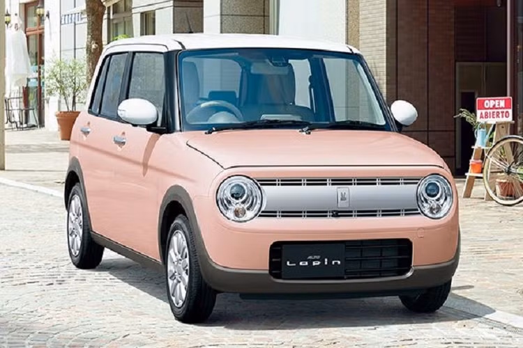 Ở thế hệ mới, Suzuki Alto 2022 được phát triển dựa trên cơ sở gầm bệ Heartect. Nhờ đó, nội thất của xe cao hơn 50 mm và rộng hơn 45 mm. Ngoài ra, khoảng mở của cửa xe cao hơn 25 mm và rộng hơn 20 mm, giúp người dùng ra/vào dễ dàng hơn.