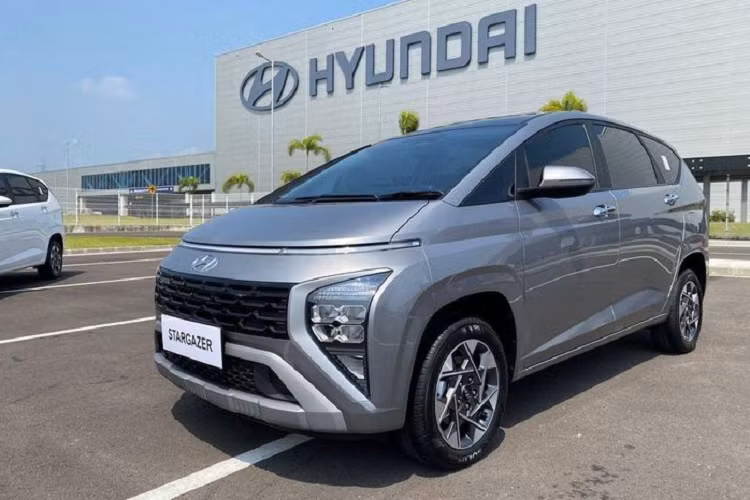 Phần đầu xe Hyundai Stargazer 2023 mới nổi bật với đèn định vị mỏng nét trải dài theo chiều ngang. Đèn pha chính của xe nằm cạnh lưới tản nhiệt hình chữ nhật lớn, phần cản có thiết kế hình chữ X với các hốc gió trước hình thang.