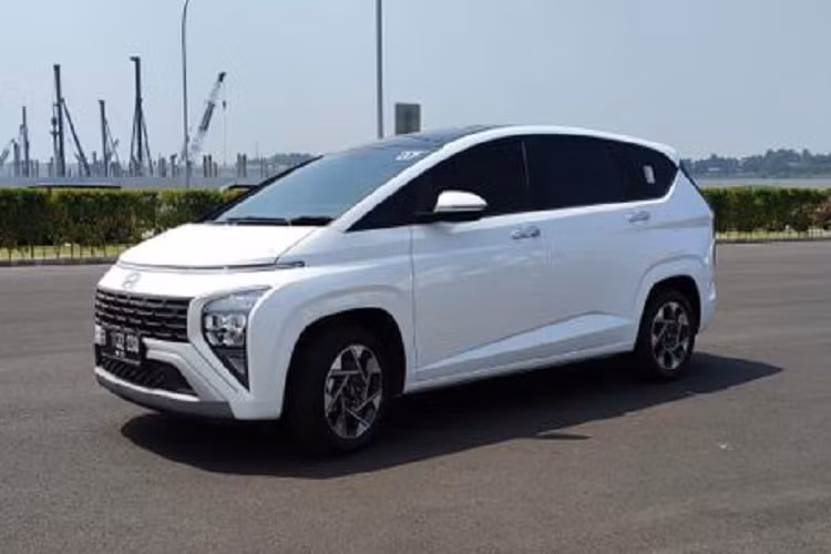 Nhìn từ bên hông, Hyundai Stargazer mang kiểu dáng điển hình của các dòng LMPV, tương tự “đàn anh” Staria. Tuy nhiên, các đường nét thiết kế trên Stargazer mềm mại, ít góc cạnh.