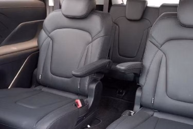 Tại Indonesia, giá xe Hyundai Stargazer 2023 bán ra từ 243,3 triệu Rp đến 307,1 triệu Rp (tương đương 378,7 đến 478 triệu đồng). Mức giá này có phần cạnh tranh hơn so với các đối thủ cùng giá
