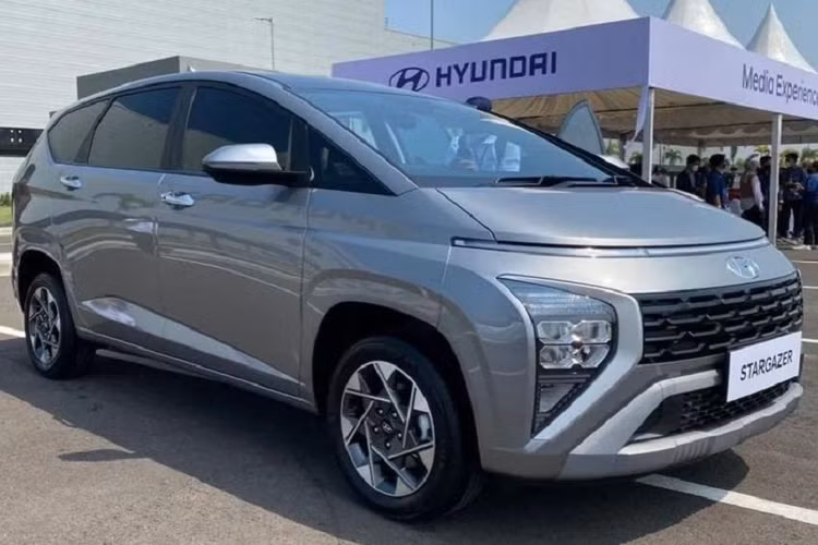 Hyundai đã mạo hiểm khi mang đến một thiết kế theo kiểu LMPV trên Stargazer, trong khi xu hướng thiết kế ngoại hình trên các mẫu MPV bình dân hiện tại thường mang một số yếu tố giống SUV như vuông vắn, góc cạnh.