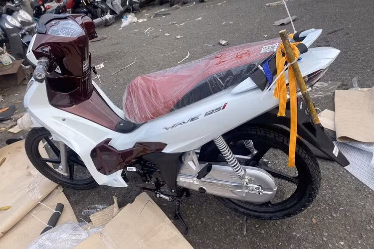 Theo một nguồn tin, giá xe Honda Wave 125i 2023 được nhập khẩu từ Thái Lan và bán tại Việt Nam lên tới 86 triệu đồng cho phiên bản vành đúc. Mức giá này đắt gần gấp 3 lần Honda Future sản xuất tại Việt Nam với thiết kế và động cơ tương tự.