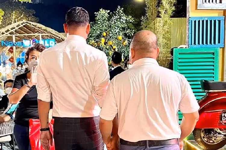 Trước Tết, Thúy Hạnh gây hoang mang khi công khai truy tìm "tiểu tam" - người tay trong tay trên phố với ông xã cô. Không khó nhận ra đối tượng Thúy Hạnh "ám chỉ" là Bình Minh. Chia sẻ của cô khiến nhiều người bật cười, đây chỉ là một màn "troll" hài hước từ cựu mẫu mà thôi.