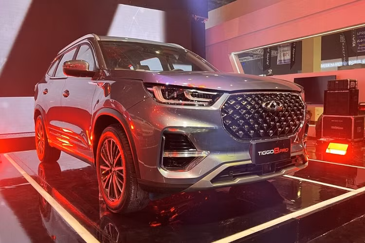 Tại triển lãm Manila International Auto Show (MIAS) 2022, thương hiệu Chery của Trung Quốc đã chính thức giới thiệu mẫu xe Tiggo 8 Pro 2022 mới. Trước Philippines, mẫu xe Trung Quốc này cũng đã ra mắt một thị trường Đông Nam Á khác là Indonesia. Theo tin đồn, thương hiệu Chery sẽ quay trở lại thị trường Việt Nam trong năm nay sau 10 năm vắng bóng và trong đó có cả Tiggo 8 Pro.