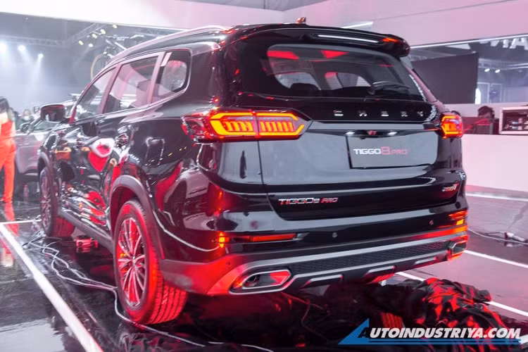 Thứ hai là hệ truyền động plug-in hybrid (PHEV), bao gồm máy xăng 4 xi-lanh, dung tích 1.5L với công suất tối đa 155 mã lực và mô-men xoắn cực đại 230 Nm. Động cơ này đi với 2 mô-tơ điện mạnh 34 mã lực/80 Nm và 54 mã lực/70 Nm. Thêm vào đó là cụm pin 19,27 kWh, cho phép xe chạy được 95 km mà không cần dùng đến động cơ xăng. Thời gian sạc pin của xe là khoảng 3 tiếng đồng hồ. 