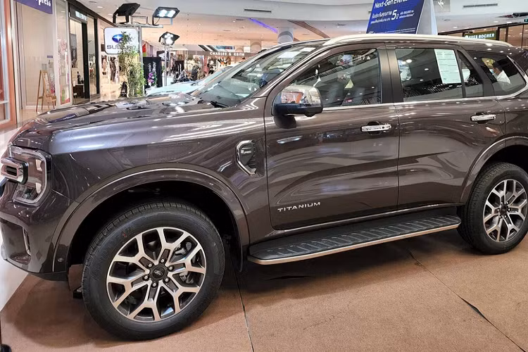 Chiếc Ford Everest 2022 bản 2.0 Bi-Turbo Titanium+ 10AT 4WD đang trưng bày tại một trung tâm thương mại ở Thái Lan này hiện đang có giá bán 1.854.000 baht (1,26 tỷ đồng) tại Thái Lan. Đây là phiên bản cao cấp nhất của dòng Everest 2022 tại Thái Lan.
