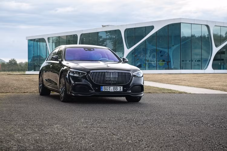 Tốc độ tối đa giới hạn điện tử đạt 250 km/h. Ngoài ra, bản độ Brabus 600 Masterpiece có thể hạ gầm thêm 20cm nhờ hệ thống treo khí nén được bổ sung mô-đun Barbus SportXtra.