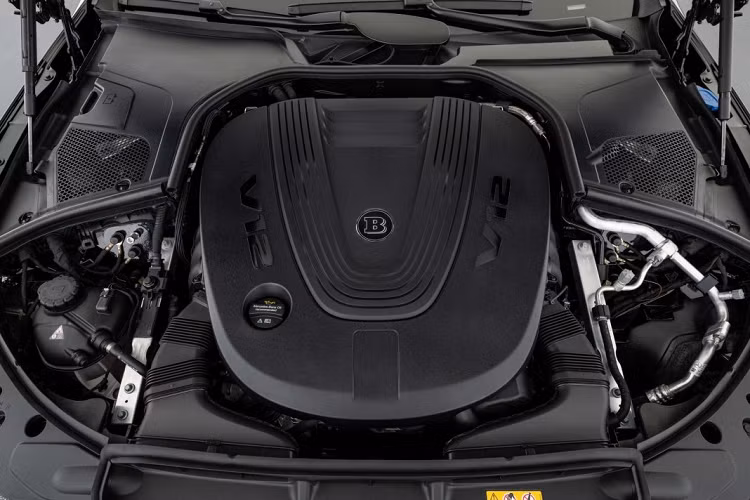 Động cơ V8 4.0 lít tăng áp kép của Mercedes-Maybach S580 đã được Brabus điều chỉnh lại, sản sinh công suất lên tới 591 mã lực và mô-men xoắn 800 Nm, tăng 95 mã lực so với bản tiêu chuẩn. Sức mạnh được truyền tới bánh xe thông qua hệ dẫn động AWD và hộp số tự động 9 cấp.