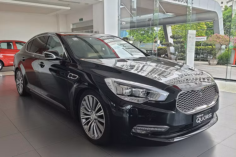 Về truyền động, Quoris sử dụng động cơ xăng V6 dung tích 3.8 lít có công suất tối đa 286 mã lực tại vòng tua máy 6.600 vòng/phút và mô-men xoắn cực đại 365 Nm tại 4.500 vòng phút. Sức mạnh được truyền xuống cầu sau, thông qua hộp số tự động 8 cấp. Xe đi kèm 4 chế độ vận hành gồm: Sport, Normal, Comfort và Tuyết (Snow). Sử dụng hệ thống treo khí nén.