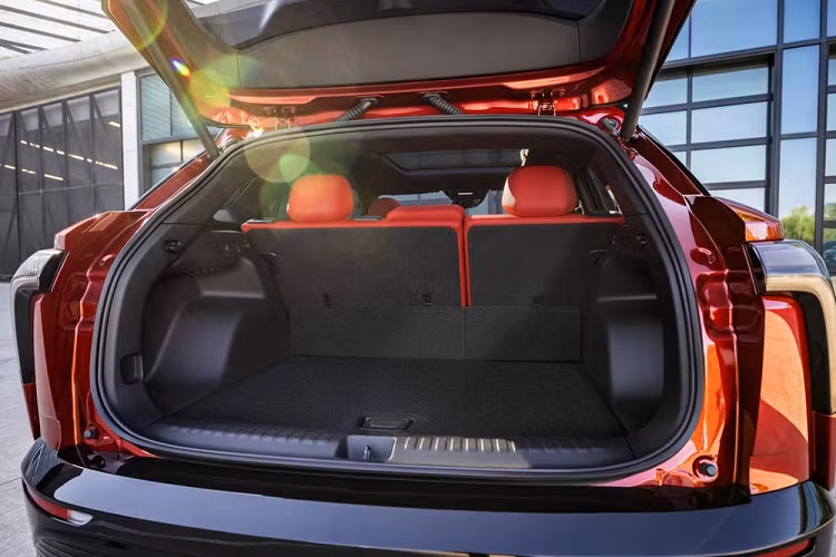 Hiện hãng Chevrolet chưa công bố thông số kỹ thuật đầy đủ của Blazer EV mới. Chỉ biết rằng mẫu xe này hỗ trợ hệ thống sạc 11,5 kW cũng như sạc nhanh DC 190 kW. Hệ thống sạc nhanh giúp người lái chỉ cần chờ 10 phút là có thể chạy thêm 126 km. Tại thị trường Mỹ, giá xe Chevrolet Blazer EV 2023 dao động từ 44.995 - 65.995 USD (khoảng 1,03 - 1,51 tỷ đồng). 