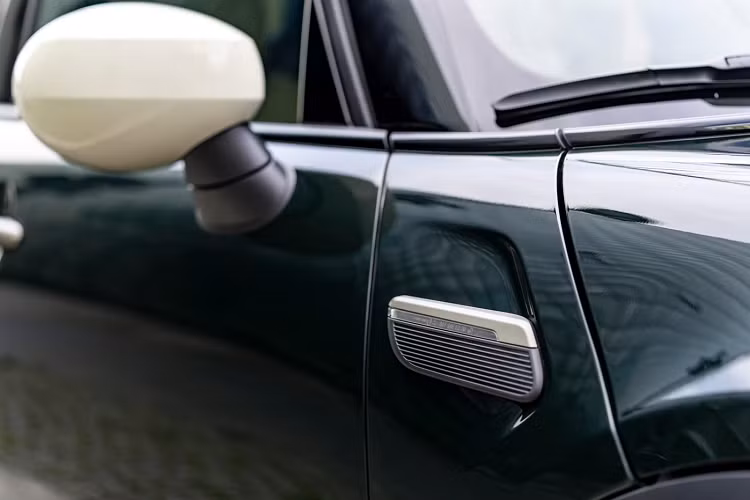 MINI Cooper S 5-Cửa Resolute Edition được trang bị hệ điều hành mới nhất giúp tối ưu hóa các ứng dụng và người lái thao tác dễ dàng hơn. Màn hình cảm ứng trung tâm 8.8-inch hiển thị rõ nét, cảm ứng mượt mà và có kết nối Apple CarPlay không dây. Hệ thống giải trí cao cấp với loa Hi-Fi Harman Kardon được trang bị tiêu chuẩn – 12 loa, hiệu suất 360W tạo ra âm thanh sống động và chân thực.