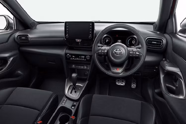 Tại thị trường Nhật Bản, Toyota Yaris Cross 2022 có 2 tùy chọn động cơ như trước. Đầu tiên là động cơ xăng Dynamic Force Engine 3 xi-lanh, hút khí tự nhiên, dung tích 1.5L, tạo ra công suất tối đa 118 mã lực và mô-men xoắn cực đại 145 Nm. Động cơ này đồng hành cùng hộp số biến thiên vô cấp Direct Shift-CVT, hệ dẫn động cầu trước FWD hoặc 4 bánh AWD.