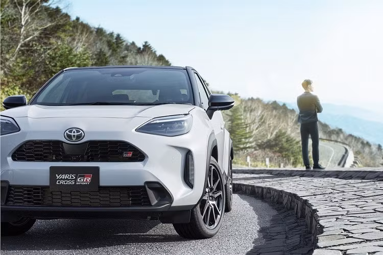 Cũng như người anh em Corolla Cross, Toyota Yaris Cross là mẫu SUV khá lỡ cỡ. Với kích thước bao gồm chiều dài 4.180 mm, chiều rộng 1.765 mm, chiều cao 1.560 mm cùng chiều dài cơ sở 2.560 mm.