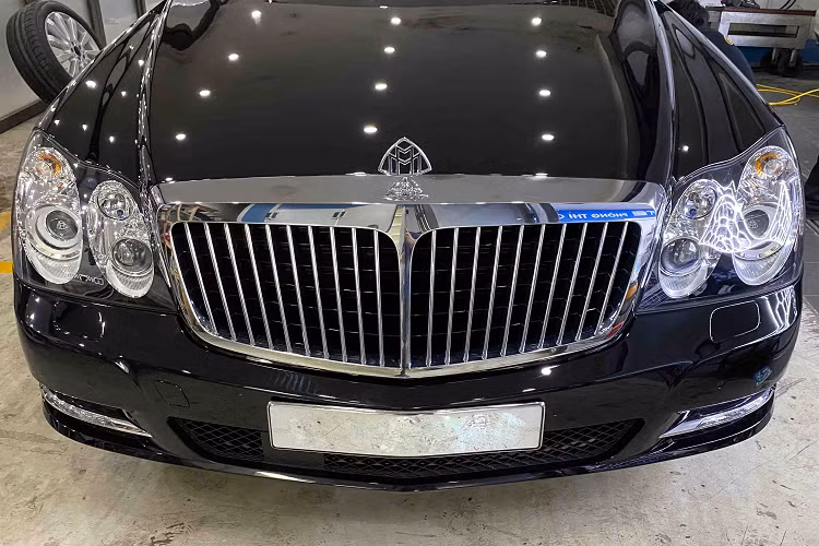 Được biết, vị chủ sở hữu của một chiếc Maybach 62S siêu sang đã đưa ra một quyết định táo bạo khi bỏ ra số tiền hơn 10 tỷ đồng cùng khoảng thời gian lên tới xấp xỉ 5 năm để đưa chiếc xe này sang nhà máy chính hãng ở Đức để đại tu. Chiếc xe đã được làm mới tất cả các chi tiết, các chuyên gia Đức cũng đưa mẫu xe này về trạng thái như vừa mới xuất xưởng.