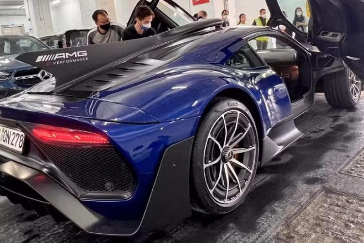 Theo hãng công bố, mức tiêu thụ nhiên liệu trung bình của One là 13 lít / 100km. Mức giá xe Mercedes-AMG ONE khởi điểm từ 2,72 triệu USD (khoảng 66,6 tỷ đồng).