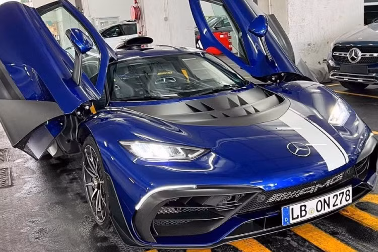 Gần 5 năm sau khi bản concept ra mắt, Mercedes-AMG One bản thương mại vẫn giữ nguyên thiết kế so với bản concept từ năm 2017. Đây là một trong những siêu xe đặc biệt nhất của AMG khi nó được trực tiếp phát triển trên nền tảng những mẫu xe Công Thức 1 của Mercedes-Benz.