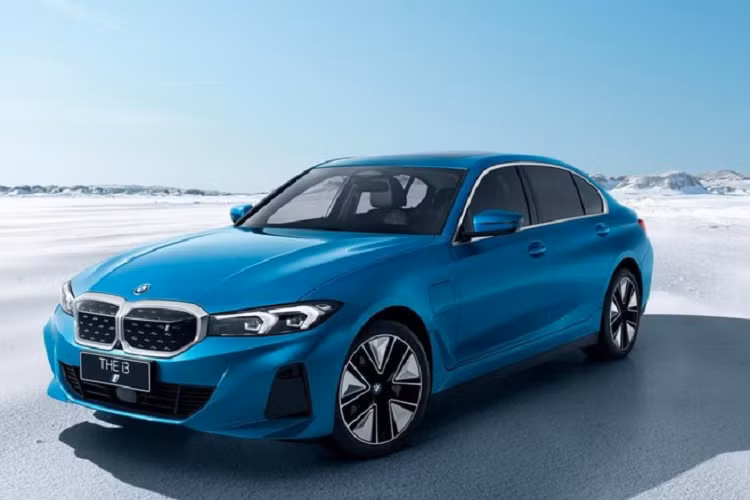 Sau khi được hé lộ vào tháng 12 năm ngoái tại Trung Quốc, mẫu sedan chạy điện BMW 3 Series eDrive35L 2022 mới đã chính thức được hãng xe Đức tung ra thị trường Trung Quốc. Là mẫu xe dành riêng cho thị trường đông dân nhất thế giới, mẫu sedan chạy điện của BMW có tên gọi chính thức là BMW i3 eDrive35L, dự kiến sẽ được bán ra vào tháng 5 tới đây.