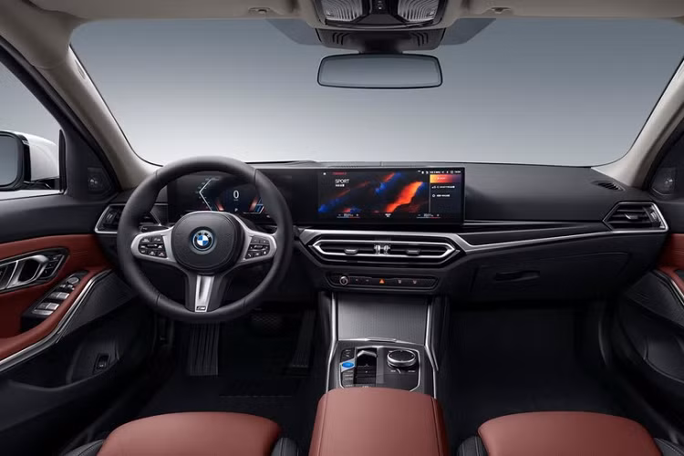 Cung cấp năng lượng vận hành động cơ là bộ pin 70 kWh, giúp mẫu sedan chạy điện đến từ Đức có khả năng vận hành 526 km sau mỗi lần sạc. Về chuẩn sạc, BMW i3 eDrive35L tương thích chuẩn sạc AC 11 kW và chuẩn sạc DC 95 kW.