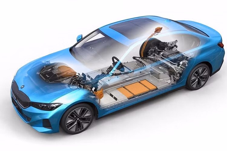 Sức mạnh của BMW i3 eDrive350L là mô-tơ điện truyền động cầu sau, mang đến công suất 285 mã lực và mômen xoắn cực đại 400 Nm. Hiệu năng như trên giúp BMW i3 eDrive35L có thể tăng tốc từ 0 - 100 km/h trong 6,2 giây.