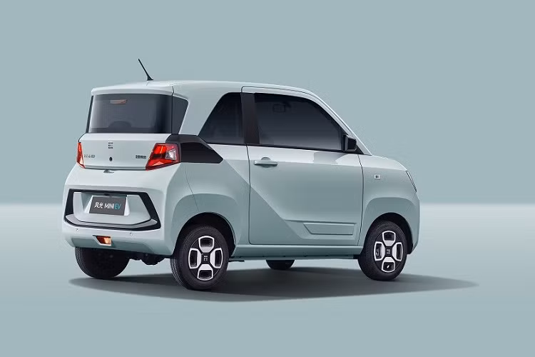 Nhìn chung, nội thất của Dongfeng FengGuang Mini EV trông cao cấp hơn so với Wuling Hongguang Mini EV dù giá bán ngang bằng nhau. "Trái tim" của Dongfeng FengGuang Mini EV là mô-tơ điện có công suất tối đa chỉ 34 mã lực. Hiện hãng Dongfeng chưa cung cấp thông tin về pin và phạm vi di chuyển của mẫu ô tô điện giá rẻ này.