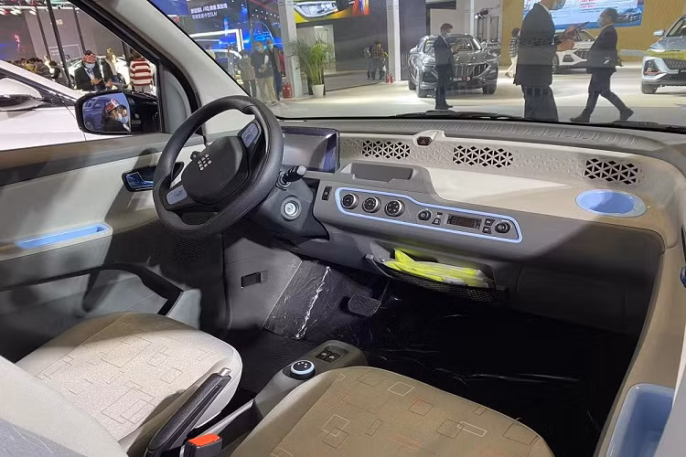 Bên ngoài, Dongfeng FengGuang Mini EV có thiết kế sườn xe và đuôi xe thẳng đứng giống Wuling Hongguang Mini EV. Ngay cả những đường dập gân trên chắn bùn trước, nẹp màu đen giữa 2 đèn pha và bộ vành cỡ nhỏ của Dongfeng FengGuang Mini EV cũng lấy cảm hứng từ Wuling Hongguang Mini EV.