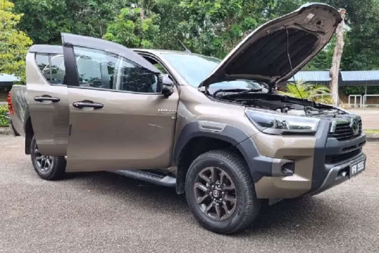 Toyota Hilux 2023 tại Việt Nam hiện đang chào bán ra với 4 phiên bản, gồm 3 bản động cơ 2,4 lít và một bản 2,8 lít. Giá bán dao động 628-913 triệu đồng. Các đối thủ cạnh tranh của mẫu xe này là những cái tên như Ford Ranger, Mitsubishi Triton hay Nissan Navara.