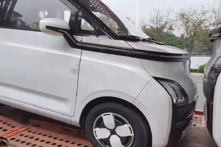 Giá xe Wuling AirEV 2023 nhiều khả năng sẽ được định vị cao hơn Hongguang Mini EV nhưng giá bán không chênh quá nhiều. Hiện Wuling Hongguang Mini EV bản cũ có giá dao động từ 32.800 - 44.800 NDT (115 - 157 triệu đồng). Wuling Hongguang Mini EV 2022 có giá từ 34.800 - 50.600 NDT (khoảng 122 - 177 triệu đồng).