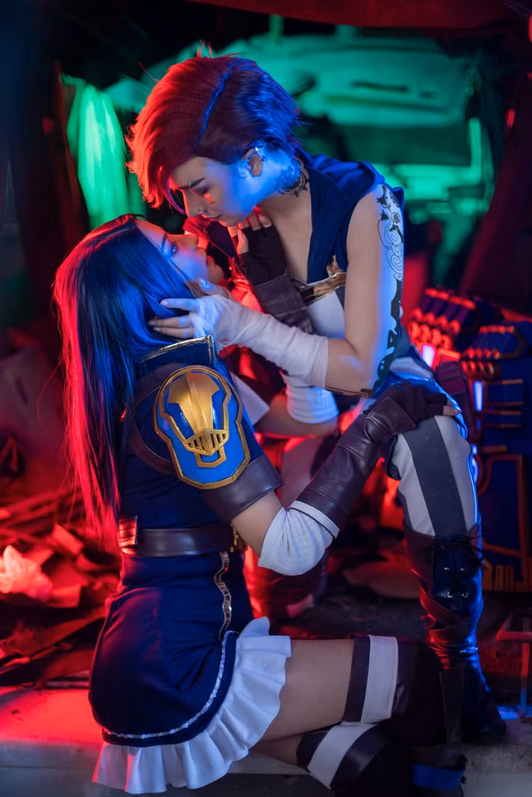 Ngam bo anh cosplay 'tinh be binh' cua Vi va Caitlyn trong Arcane-Hinh-2