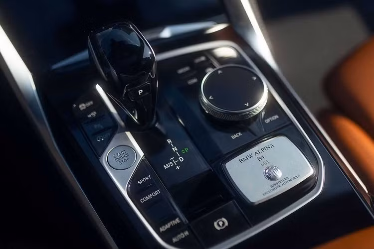 Nắp cốp sau cũng được lắp thêm một cánh lướt gió cỡ nhỏ. B4 Gran Coupe được trang bị bộ mâm 20 chấu, kích thước 20 inch bọc trong lốp Pirelli P Zero “thửa riêng”, đi kèm kẹp phanh hiệu suất cao Alpina. Trọng lượng của mỗi bánh xe đã được cắt giảm xuống mức tương đối nhẹ là 12 kg giúp giảm trọng lượng tổng thể của xe.