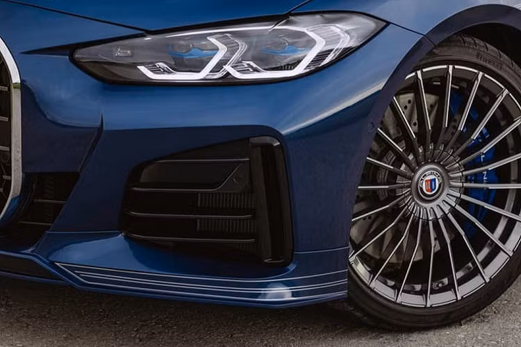 Tương tự như M4, Alpina B4 Gran Coupe dẫn động bốn bánh sử dụng động cơ 3.0L tăng áp kép, 6 xi-lanh thẳng hàng, được điều chỉnh bởi Alpina để sản sinh công suất 495 mã lực. “Sức mạnh” này của B4 nằm gọn giữa mẫu M4 tiêu chuẩn 473 mã lực và mẫu Competition 503 mã lực. Nhưng Alpina B4 Gran Coupe có mô-men xoắn lên tới 730 Nm, vượt xa 649 Nm của Competition.