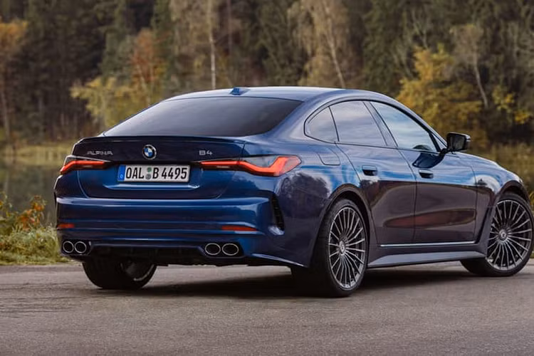 Mức giá xe BMW Alpina B4 Gran Coupe khởi điểm tại thị trường châu Âu khoảng 102.000 USD (khoảng 2,33 tỷ đồng), cao hơn nhiều so với mức giá 58.200 USD (khoảng 1,33 tỷ đồng) của BMW M440i xDrive tại Mỹ.