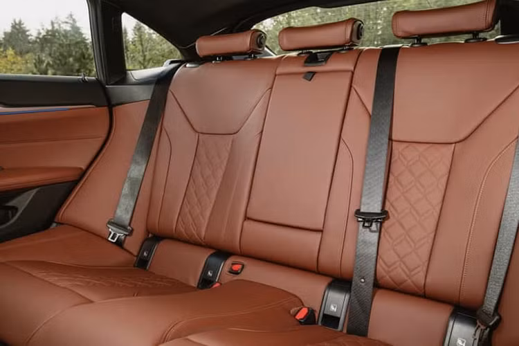 Tương tự như ngoại thất, cabin của B4 Gran Coupe cũng mang đến cảm giác sang trọng với chất liệu da cao cấp Lavalina được sử dụng trên bộ ghế, vô lăng và ốp nội thất. Tại tựa tay trung tâm, Alpina bổ sung thêm huy hiệu B4 Gran Coupe cùng số thứ tự. Sau núm vặn điều chỉnh hệ thống thông tin giải trí iDrive có thêm huy hiệu B4 Gran Coupe cùng tấm bảng đánh số thứ tự sản xuất.