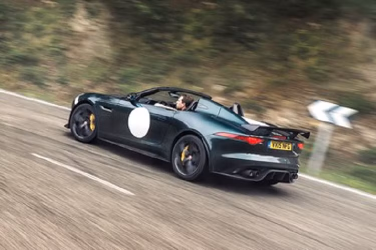 Hình ảnh do Tunku Idris Iskandar Ismail chia sẻ cho thấy chiếc xe thể thao Jaguar F-Type Project 7 của mình được sơn màu xanh nhạt cùng sọc trắng và còn có logo số 7.