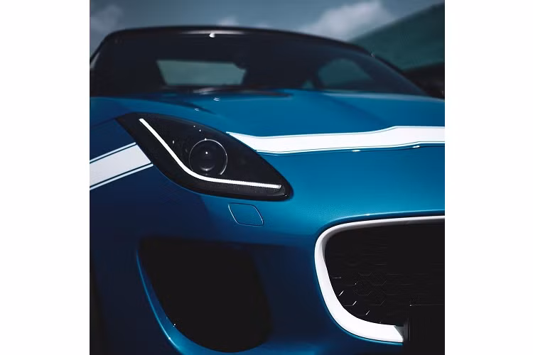 Tuy nhiên, nhiều đại gia tại Malaysia không khỏi xôn xao vì không rõ chủ nhân của 2 chiếc xe Jaguar F-Type Project 7 này là ai. Chỉ biết rằng, 1 xe mang màu xanh, chiếc còn lại sở hữu màu trắng.