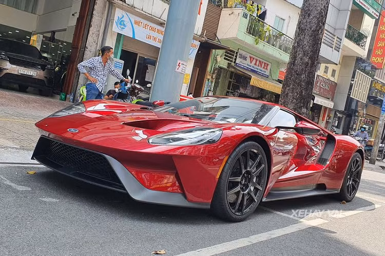 Kết hợp với hộp số ly hợp kém 7 cấp, siêu xe có thể tăng tốc từ 0 - 97 km/h chỉ trong 3 giây, trước khi chạm ngưỡng tối đa 348 km/h - nhỉnh hơn cả đối thủ Ferrari SF90 Stradale và Lamborghini Aventador SVJ.