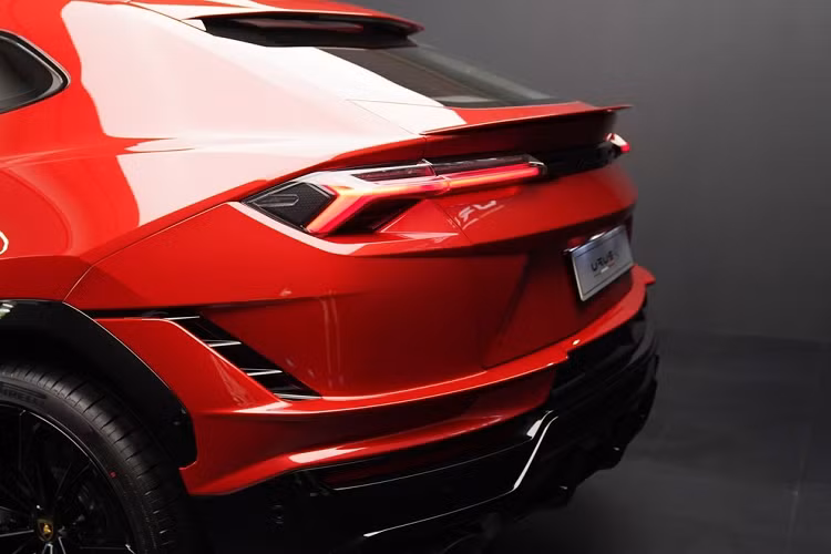 Phiên bản nâng cấp giữa vòng đời của Lamborghini Urus chỉ cần thời gian 3,5 giây để tăng tốc từ vị trí xuất phát lên 100 km/h, nhanh hơn 0,1 giây so với bản tiêu chuẩn, xe đua nước rút từ 0-200 km/h chỉ trong 12,5 giây trước khi đạt tốc độ tối đa 305 km/h.