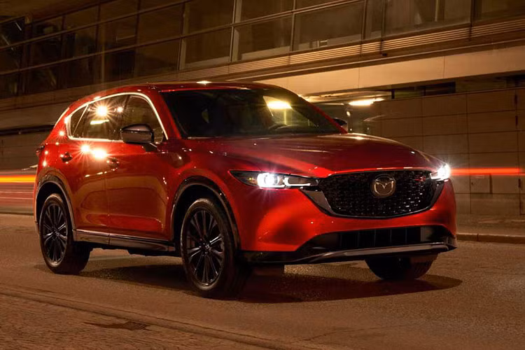Không có nhiều thông tin hé lộ về Mazda CX-90 2023 khi những lớp ngụy trang đã làm quá tốt công việc của mình. Tuy nhiên theo các chuyên gia đánh giá, mẫu SUV 3 hàng ghế mới của hãng xe Nhật Bản có kích thước khá lớn, trông giống một chiếc CX-50 có kích thước ngoại cỡ.