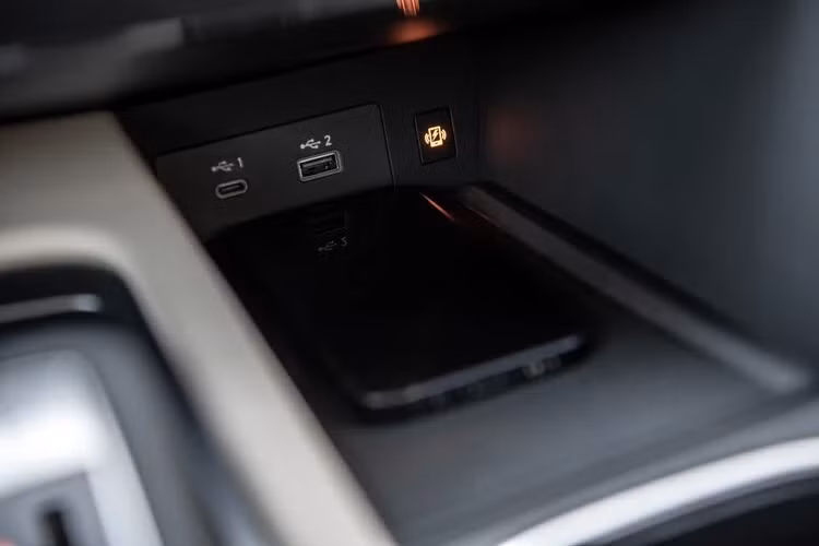 Ngoài ra, nội thất còn có dàn âm thanh 9 loa tiêu chuẩn, 7 chỗ ngồi và màn hình đa thông tin 7 inch tích hợp vào cụm đồng hồ lái.