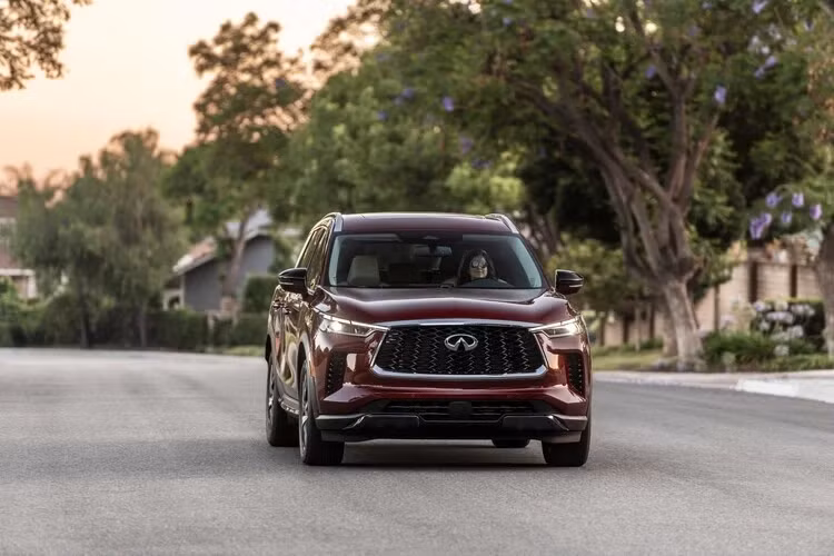 Infiniti QX60 2023 tiếp tục trang bị động cơ 3.5L V6 hút khí tự nhiên cho công suất tối đa 295 mã lực và mô-men xoắn 270Nm. Đi kèm với hộp số tự động 9 cấp với tùy chọn dẫn động bốn bánh toàn thời gian trị giá 2.000 USD cho tất cả phiên bản. Riêng phiên bản QX60 Autograph dẫn động AWD sẽ khiến khách hàng phải bỏ thêm 2.900 USD.