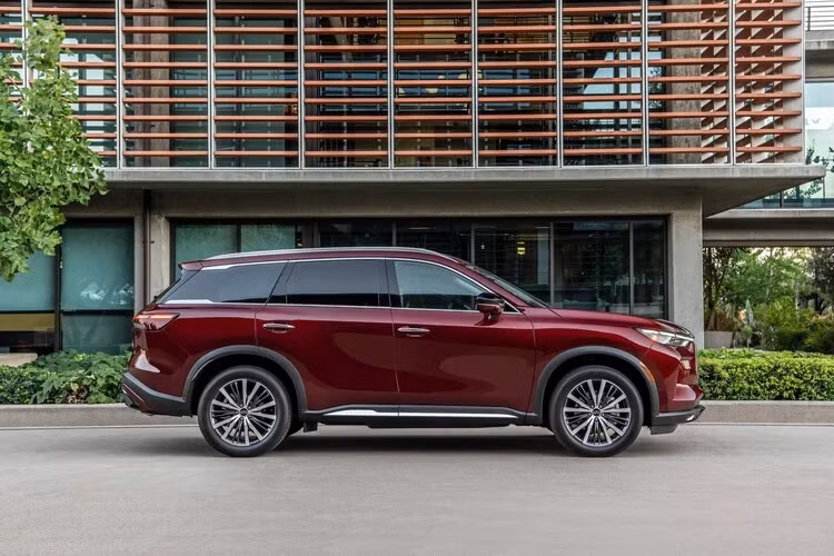 Ngoài các trang bị bổ sung, Infiniti QX60 2023 không có nhiều khác biệt so với trước. Phiên bản QX60 Pure vẫn trang bị tiêu chuẩn đèn pha LED và la-zăng 18 inch. Cùng với đó là cửa sổ trời toàn cảnh, cốp hành lý chỉnh điện và gạt mưa tự động.