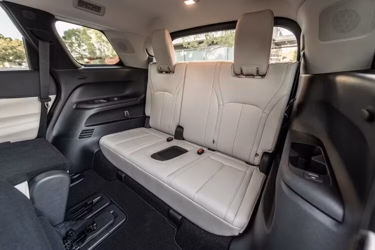 Khoang nội thất QX60 Pure trang bị ghế ngồi bọc da với hàng ghế trước có sưởi và chỉnh điện 8 hướng.