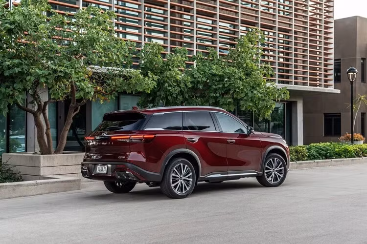 Ngoài ra, mẫu xe SUV Infiniti QX60 2023 còn có Cảnh báo điểm mù, cảnh báo phương tiện cắt ngang phía sau và Phanh tự động khi lùi.
