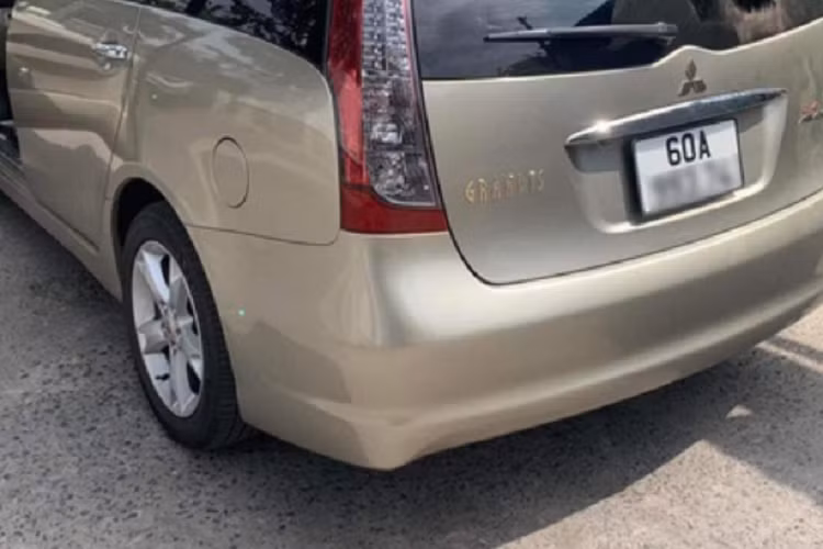 Được biết, chiếc xe vừa trải qua một đợt bảo dưỡng, trùng tu lớn với 4 bánh xe đều được thay mới. Là dòng xe 7 chỗ chủ lực của Mitsubishi một thời, Grandis được trang bị nhiều tiện nghi hiện đại, với nhiều ưu điểm nâng tầm trải nghiệm của xe.\