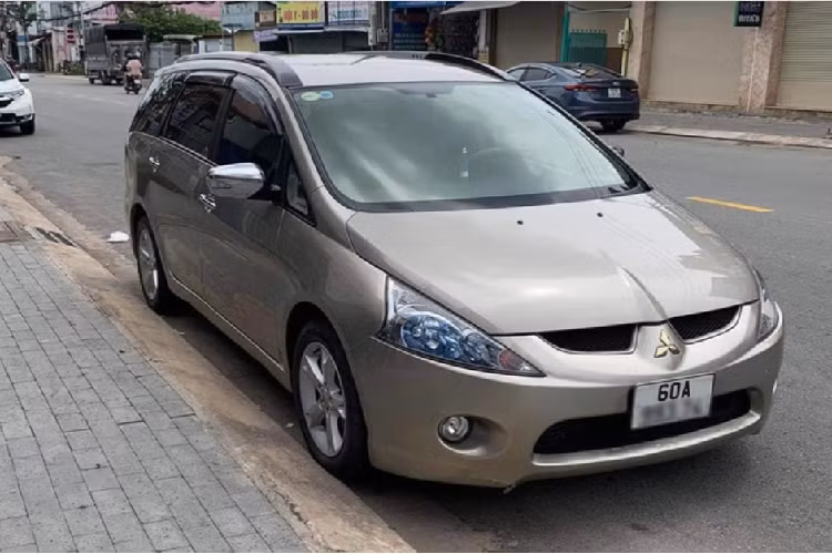 Xe sử dụng động cơ 4 xi-lanh thẳng hàng có dung tích 2,4L với hệ thống van SOHC. Kết hợp với hộp số tự động 4 cấp, Mitsubishi Grandis có công suất tối đa 175 mã lực tại 6000 vòng/phút và momen xoắn cực đại 230Nm tại 4000 vòng/phút.