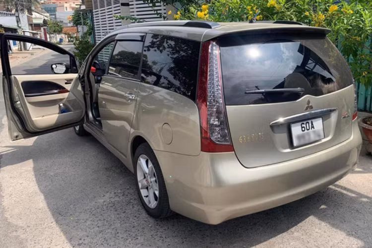 Kể từ khi ra mắt thị trường Việt Nam năm 2005, Grandis đã gây ấn tượng mạnh với nhiều người dùng nhờ thiết kế trẻ trung, khó lỗi thời và không gian nội thất rộng rãi. Trong hơn 10 năm qua, Mitsubishi Grandis vẫn có sức sống khá mãnh liệt và phổ biến trên thị trường xe cũ. Với vòng đời ngắn ngủi chỉ trong 6 năm, Mitsubishi đã khai tử mẫu MPV 7 chỗ này vào 2011 và để lại nhiều tiếc nuối cho cộng đồng chơi xe.