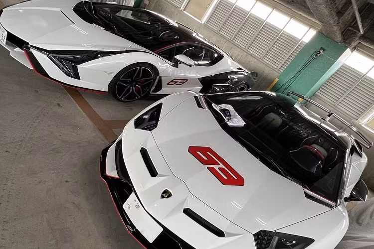 Chính vì điều này mà khi 1 đại gia đến từ Nhật Bản khoe hình ảnh cặp siêu xe Lamborghini giới hạn 63 chiếc của mình đã khiến nhà giàu Việt "phát thèm" và còn chụp lại đăng lên mạng xã hội. Cặp đôi siêu xe này là Lamborghini Aventador SVJ 63 Roadster và Sian chưa có bất kỳ xe nào về dải đất hình chữ S. 